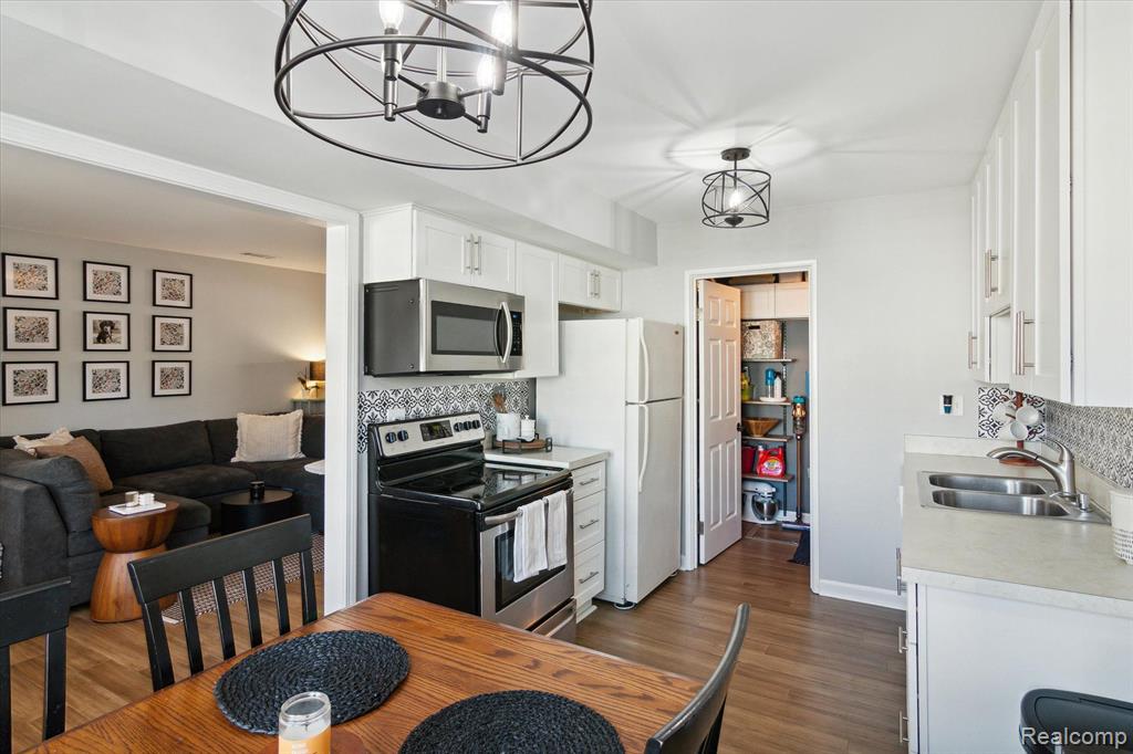 39852 VILLAGE WOOD Circle, Novi, MI — Photo 14