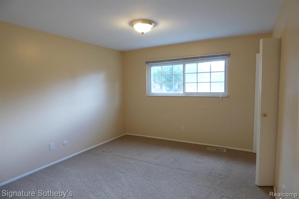 640 E FOX HILLS Drive, Bloomfield Hills, MI 48304 — Photo 8