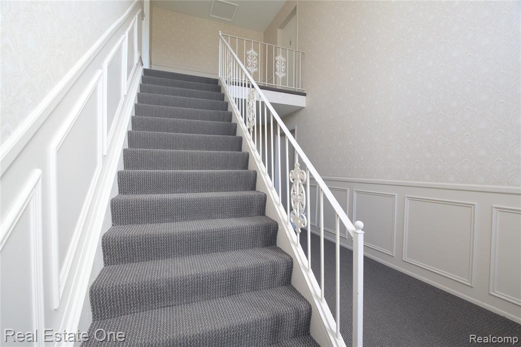 657 E Fox Hills Drive, Bloomfield Hills, MI 48304 — Photo 3