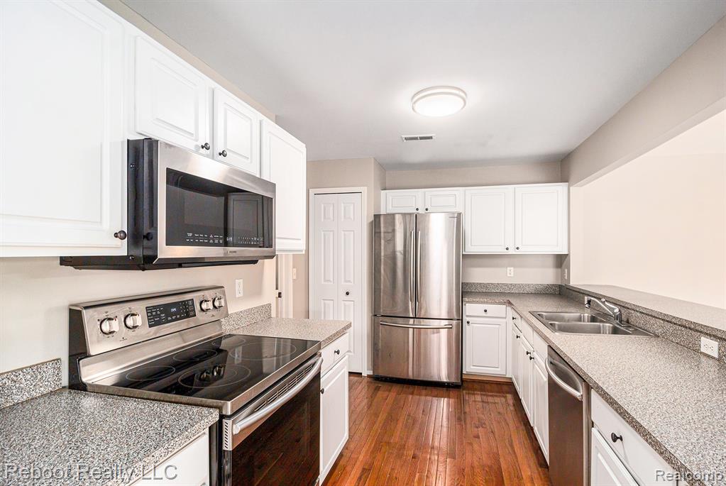 45760 Warwick Drive, Macomb, MI 48044 — Photo 2