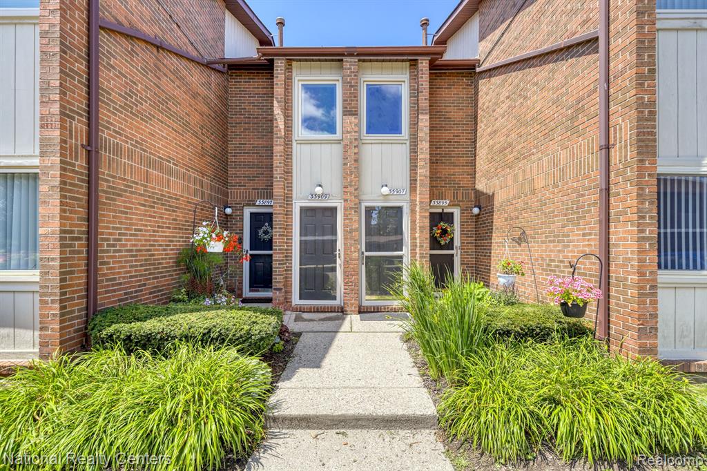 33907 PONDVIEW Circle, Livonia, MI 48152 — front exterior