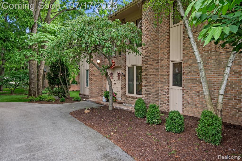 5863 Seville Circle, Orchard Lake Village, MI 48324 — Photo 3