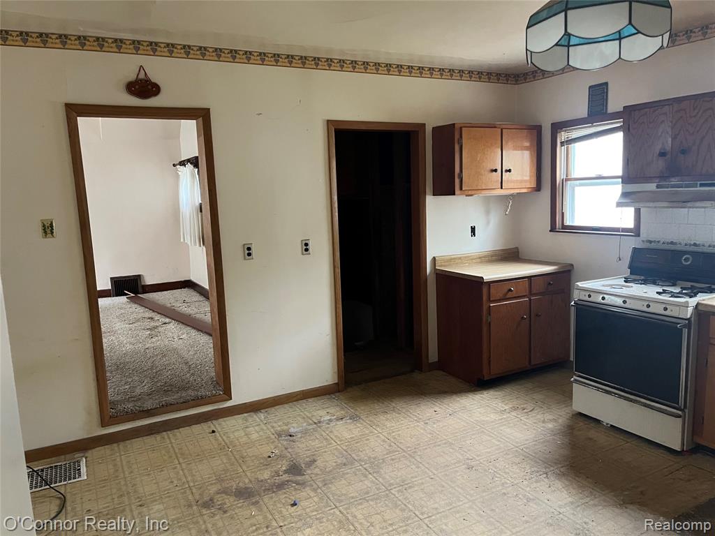 1124 Pine Street, Port Huron, MI 48060 — Photo 7