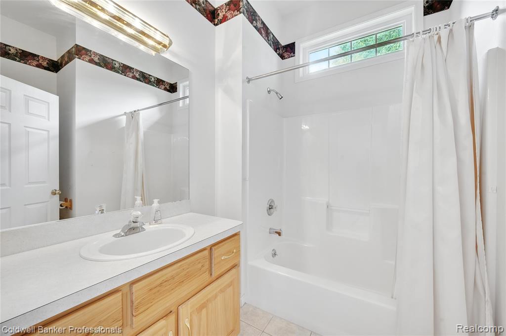 770 Lakes Edge Drive, Oxford, MI 48371 — Photo 13