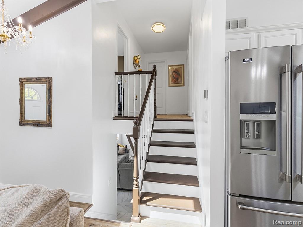 17361 W OUTER Drive, Dearborn Heights, MI 48127 — Photo 16
