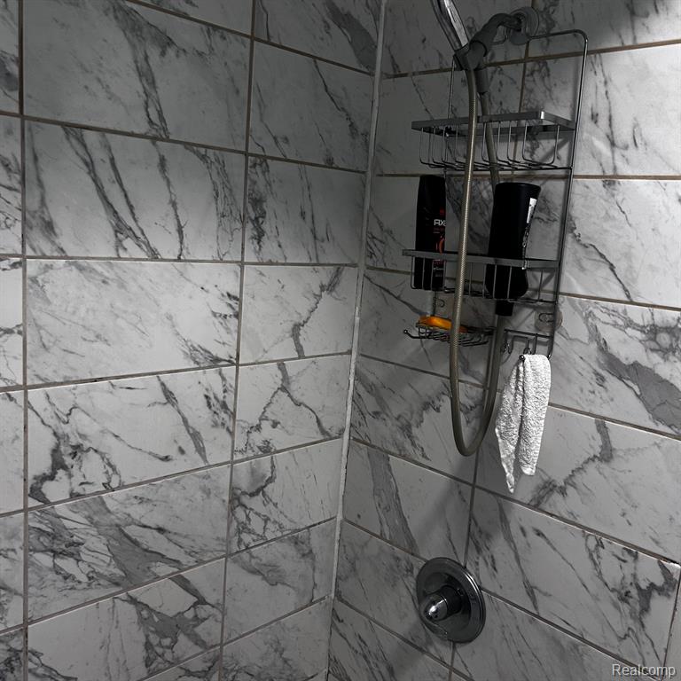 8514 HAMPSHIRE Drive, Sterling Heights, MI 48313 — Photo 30
