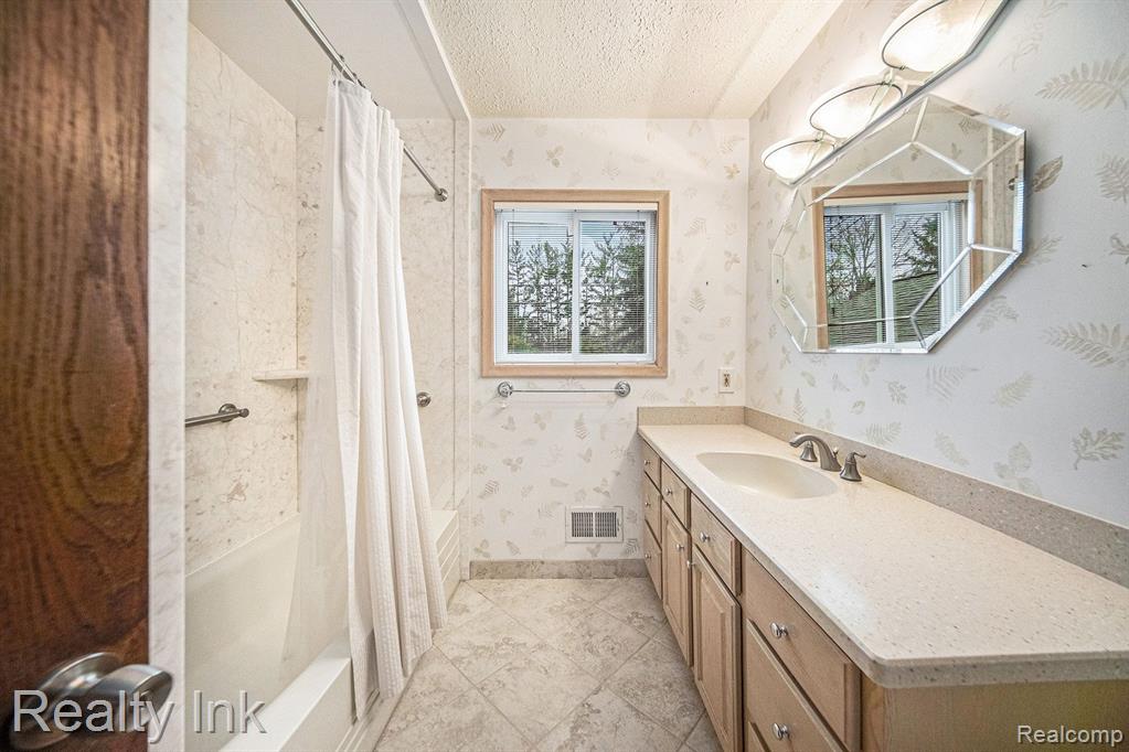 46585 MABEN Road, Canton, MI 48187 — Photo 8
