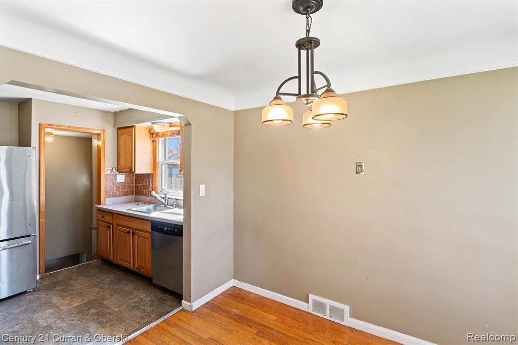 8242 RIVERDALE Street, Dearborn Heights, MI 48127 — Photo 6
