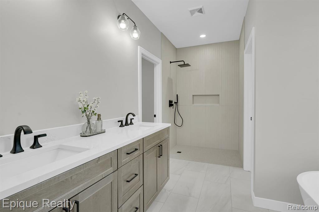 2432 Holland Street, Lake Orion, MI — Photo 14