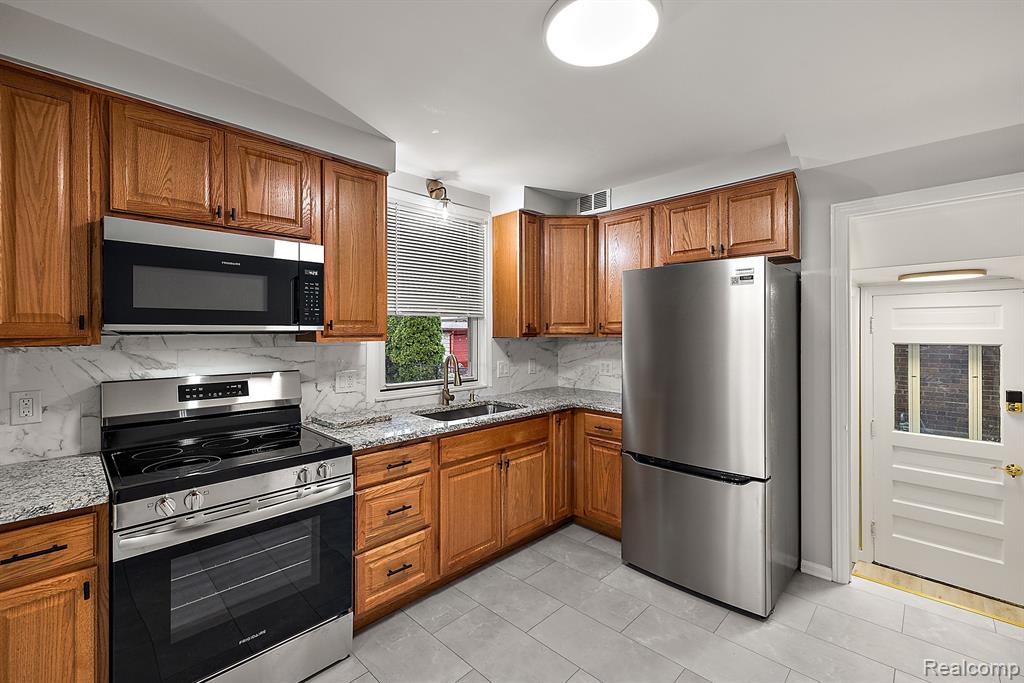 925 N MELBORN Street, Dearborn, MI 48128 — Photo 11
