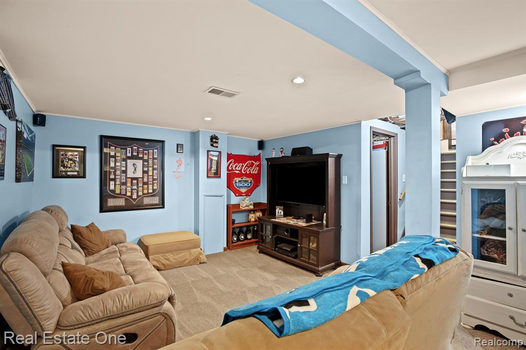 240 MONT EAGLE Street, Milford, MI 48381 — Photo 37