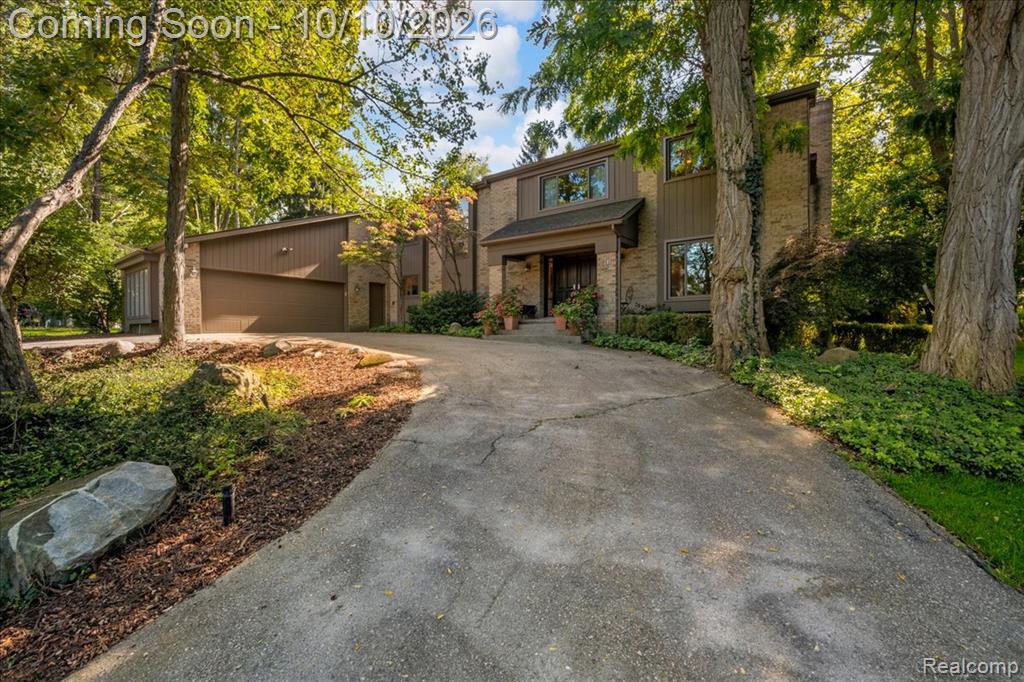 2041 Bloomfield Woods Court, West Bloomfield, MI 48323