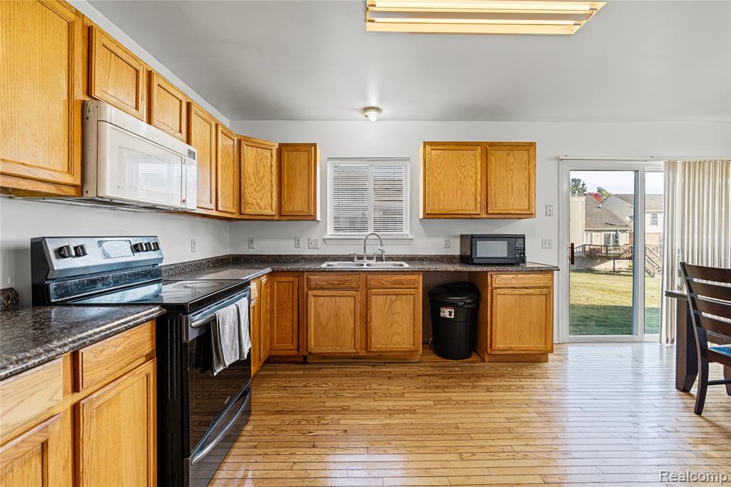 805 Columbia Drive, Flint, MI 48503 — Photo 15