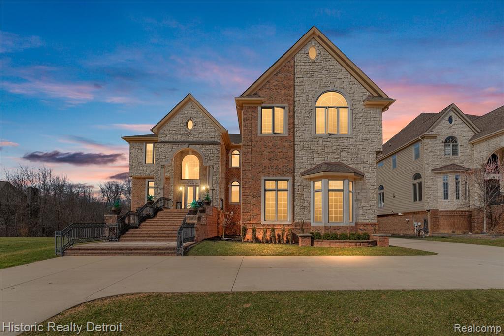 5695 N Branford Drive N, West Bloomfield, MI