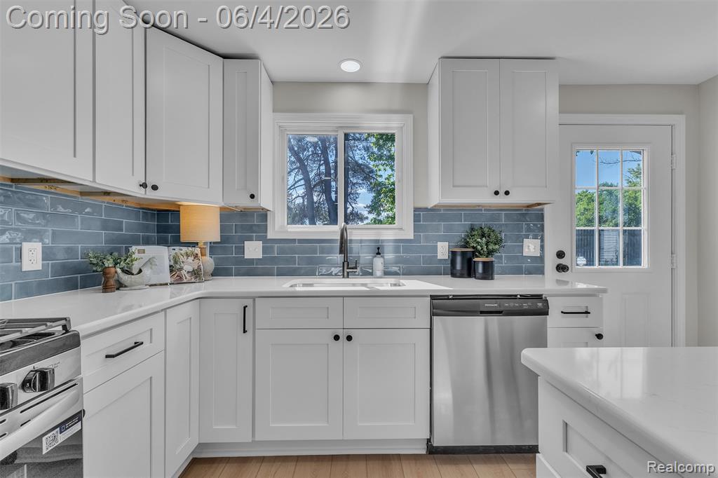 2890 Beland Avenue, Keego Harbor, MI 48320 — Photo 14