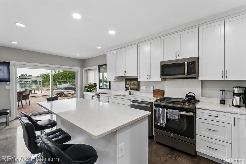 3154 PONEMAH Drive, Fenton, MI 48430 — Photo 18