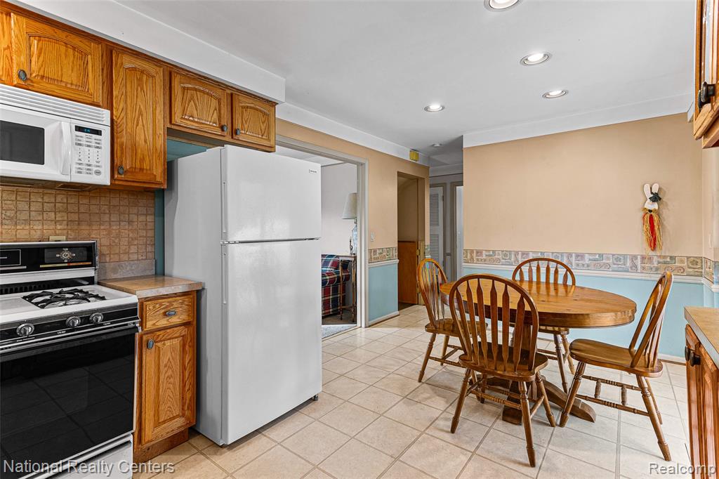 6104 Ardmore Park Circle, Dearborn Heights, MI 48127 — Photo 10