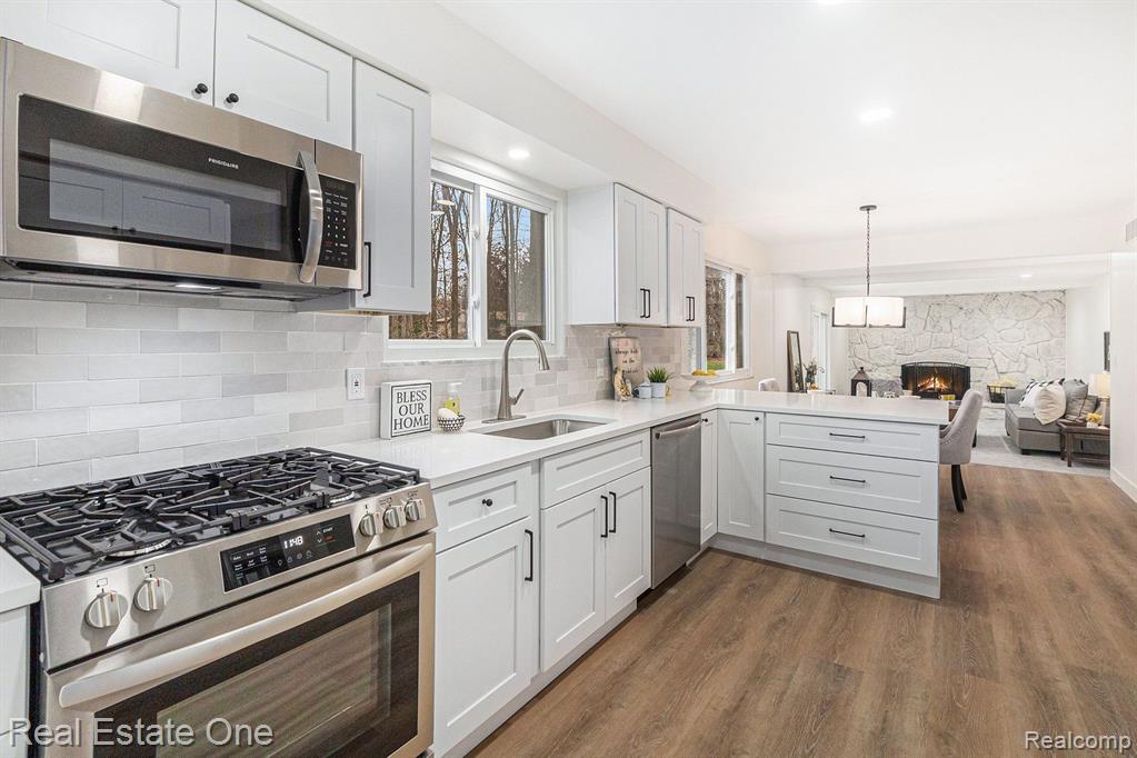 8893 S CHRISTINE Drive, Brighton, MI 48114 — Photo 5