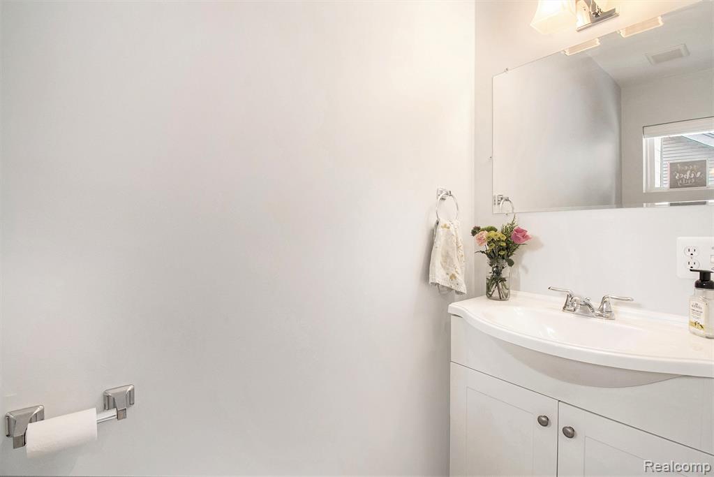 606 Hilldale Drive, Royal Oak, MI 48067 — Photo 22