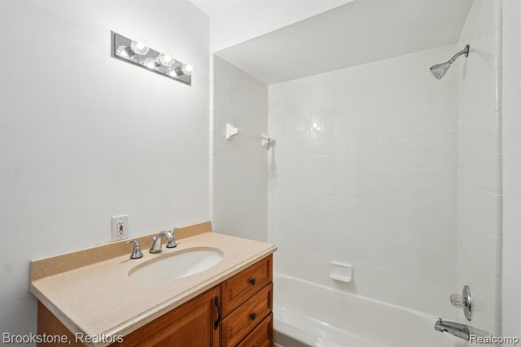 5729 Graves Street, Waterford, MI 48327 — Photo 22