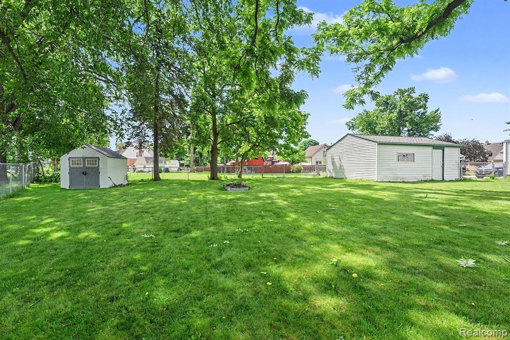 8215 Clinton River Road, Sterling Heights, MI 48314 — Photo 24