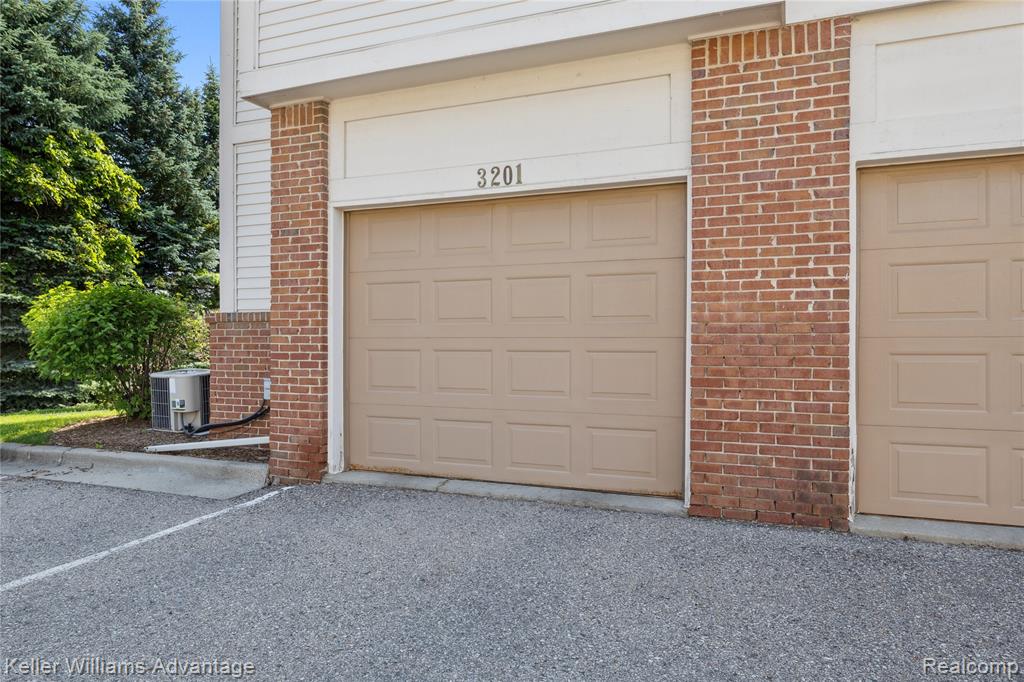 3201 Addington Drive, Commerce Twp, MI 48390 — Photo 2