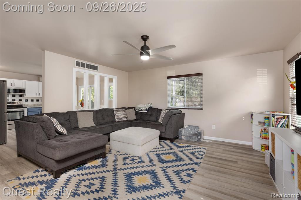 70 Fountain Park Drive, Waterford, MI 48327 — Photo 4