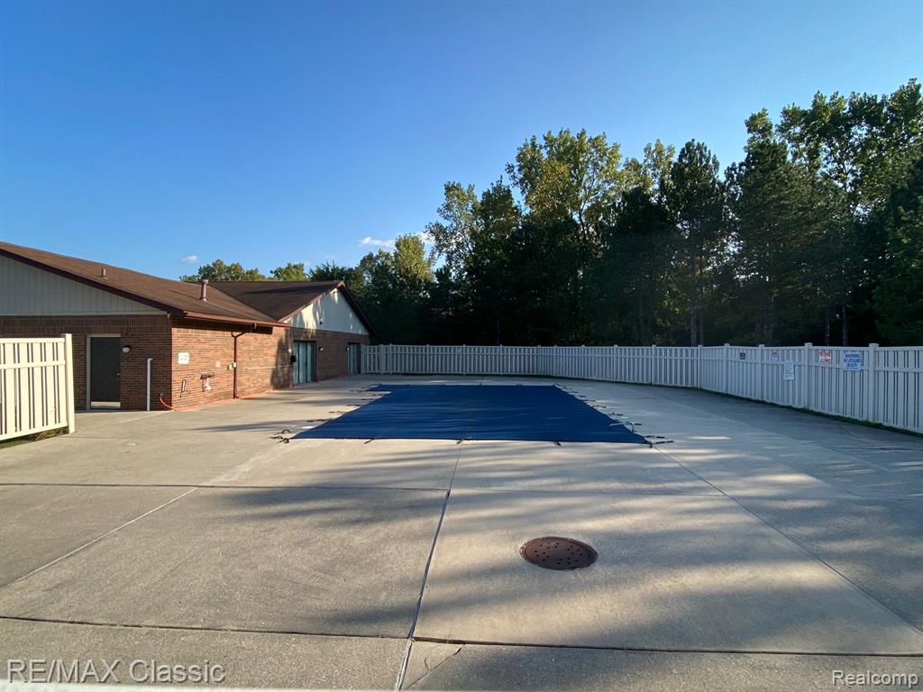 33623 PONDVIEW Circle, Livonia, MI 48152 — Photo 14