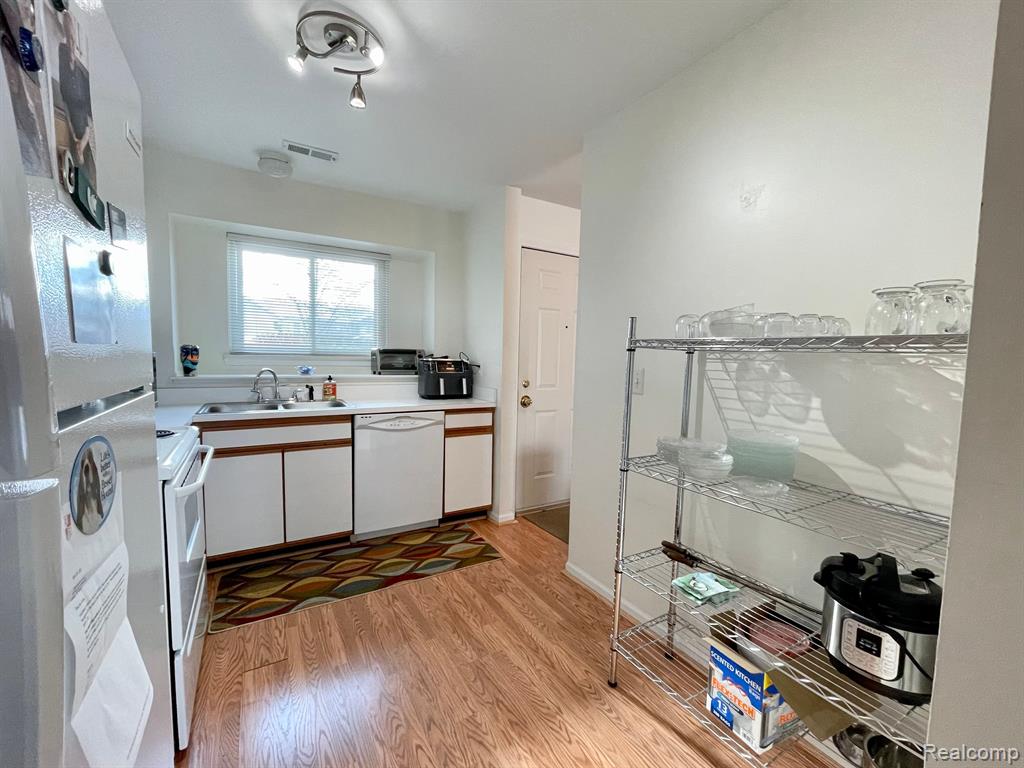 42738 LILLEY POINTE Drive, 201, Canton, MI 48187 — Photo 6