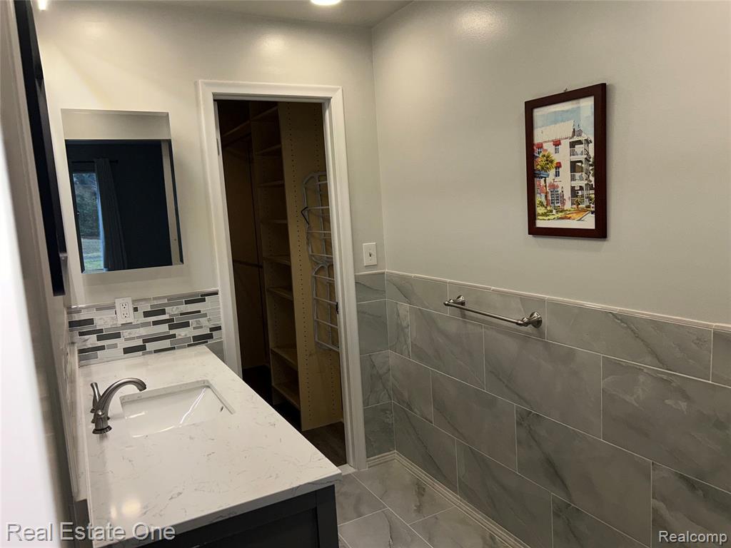 7329 Creek View Circle, West Bloomfield, MI — Photo 22
