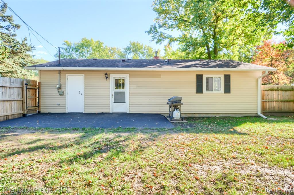 6230 Woodsdale Drive, Grand Blanc, MI 48439 — Photo 9