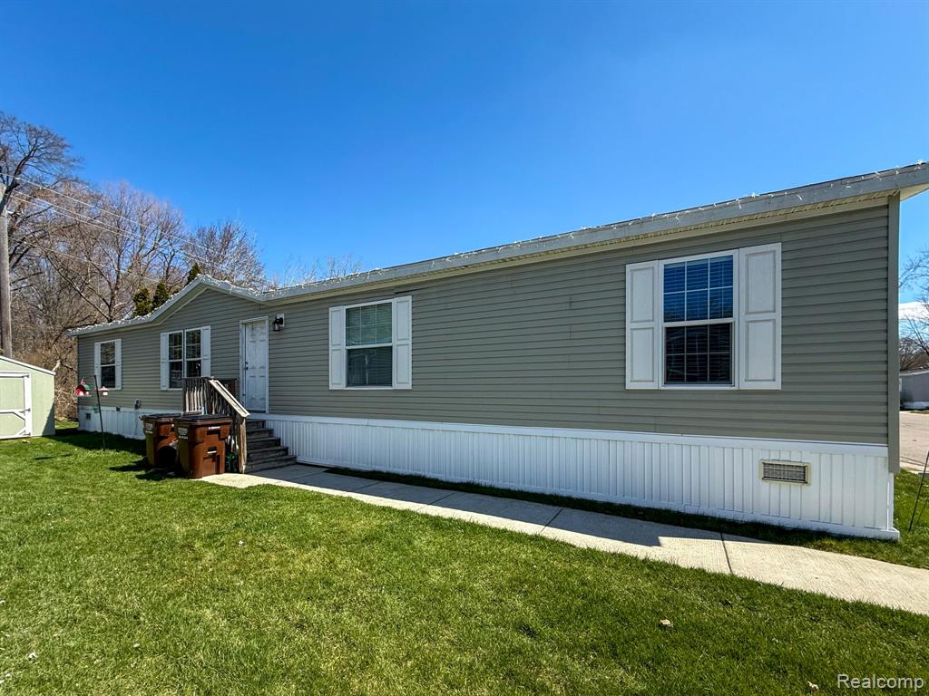 389 Rustic Lane N, Belleville, MI 48111