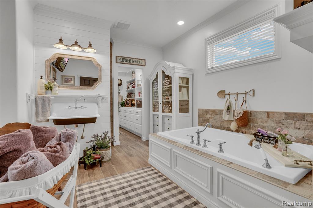 130 Whites Court, Houghton Lake, MI, 48629