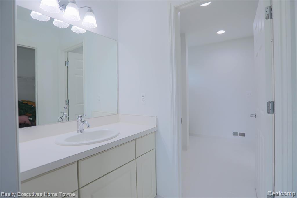 47909 Milonas Drive, Utica, MI 48315 — Photo 60