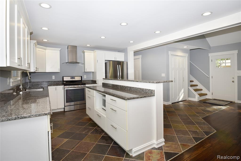 3800 Lakeview Boulevard, Orchard Lake Village, MI 48324 — Photo 13