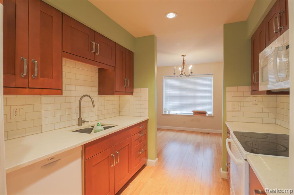1816 SHIRE, Royal Oak, MI 48073 — Photo 7