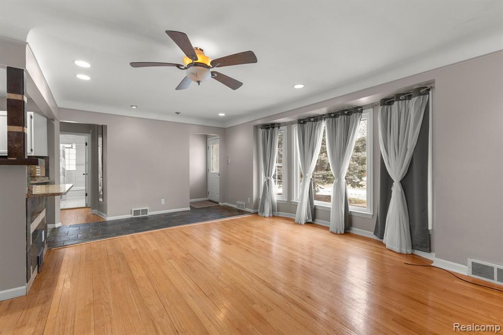 4255 SAMOSET Road, Royal Oak, MI 48073 — Photo 8