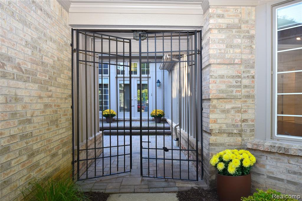 32175 Spruce Lane, Beverly Hills, MI 48025 — Photo 2