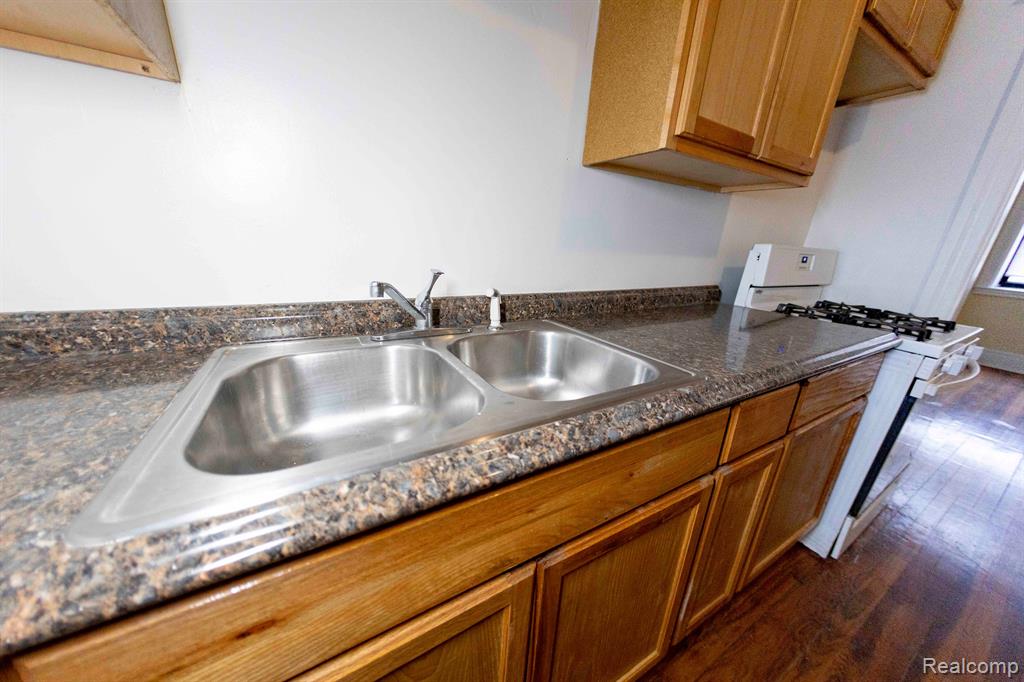 14536 E JEFFERSON Avenue, Detroit, MI 48215 — Photo 29