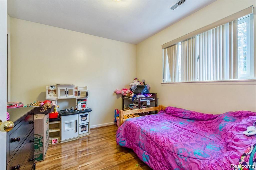 8045 N SILVERY Lane, Dearborn Heights, MI 48127 — Photo 5
