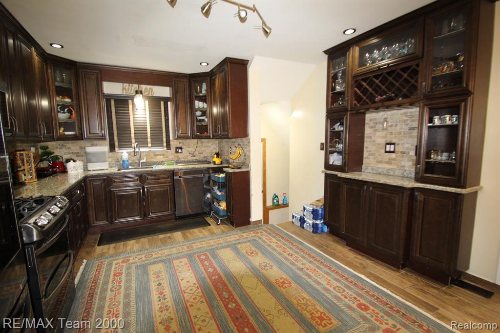 6000 ORCHARD Avenue, Dearborn, MI 48126 — Photo 9