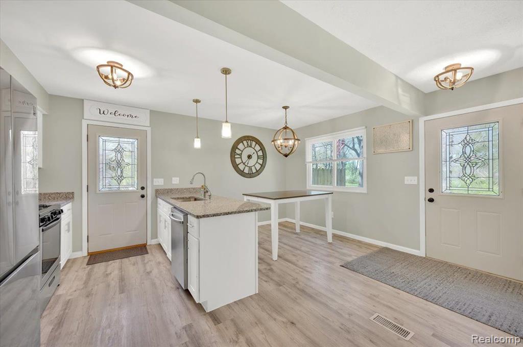 4965 CRESTVIEW Drive, Clarkston, MI 48348 — Photo 10