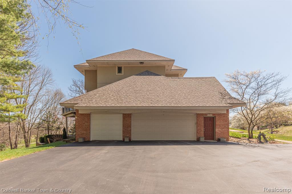 9945 ROLLING GREENS Drive, Pinckney, MI 48169 — Photo 8
