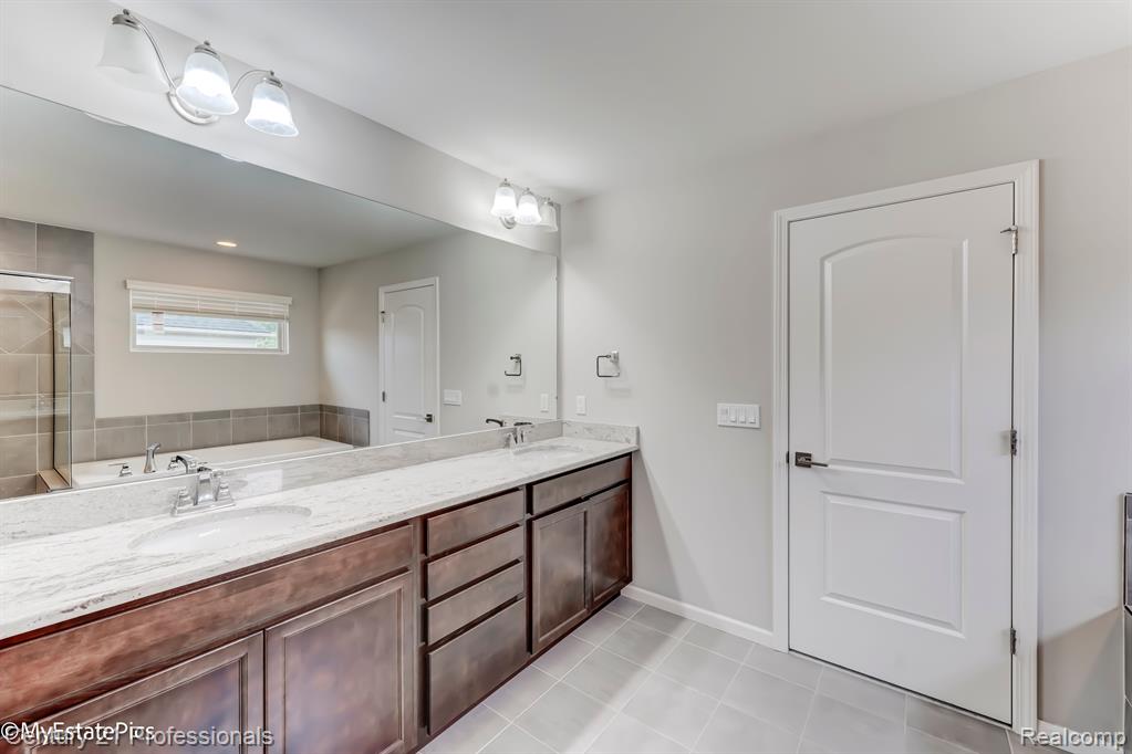 50784 SEVILLA Circle, Novi, MI — Photo 45