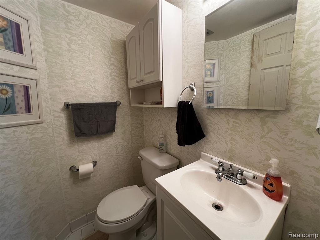 8514 HAMPSHIRE Drive, Sterling Heights, MI 48313 — Photo 37