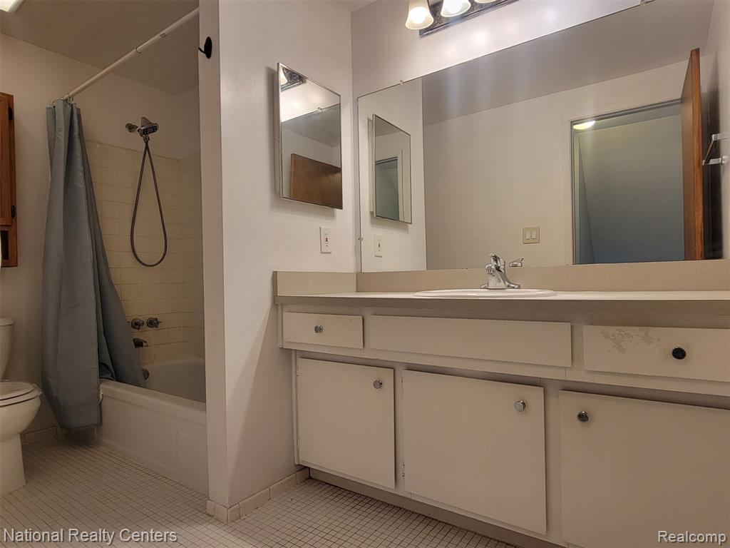 8296 KARAM BLVD, Warren, MI 48093 — Photo 12