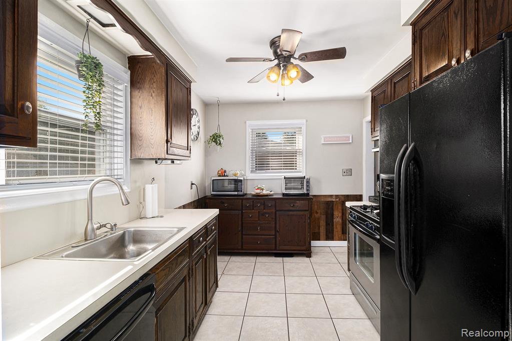 8455 Salem Lane, Dearborn Heights, MI 48127 — Photo 9