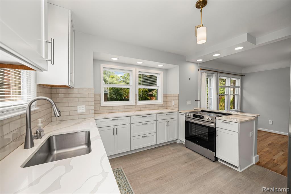 26021 Berkley Avenue, Huntington Woods, MI — Photo 12