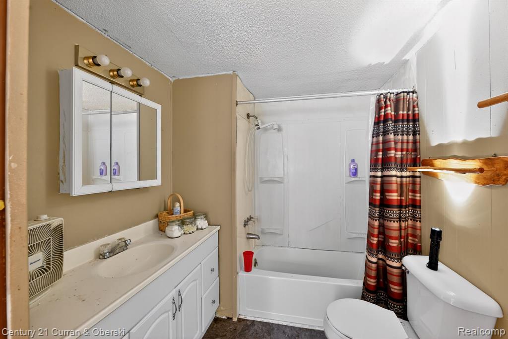 10 S Imperial Drive, MI 48763 — Photo 16