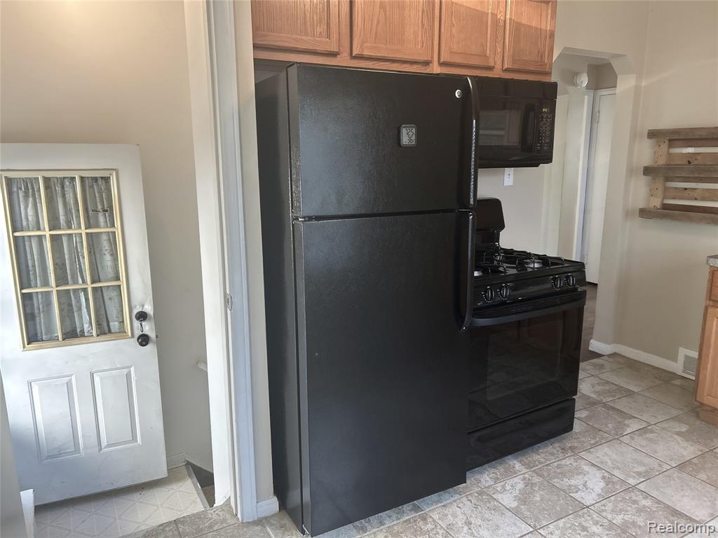 691 E Mapledale Avenue, Hazel Park, MI 48030 — Photo 5